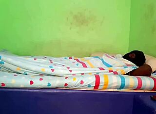 الجميلة الشابة 18+ تركب زب أسود عملاق في غرفة المعيشة، يقذف بجنون! 😲