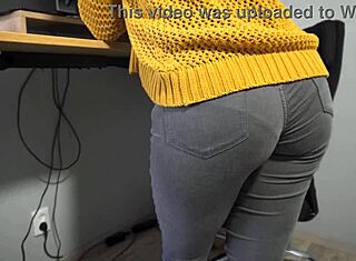 Горячая секретарша дразнит в обтягивающих джинсах с видимой линией трусиков