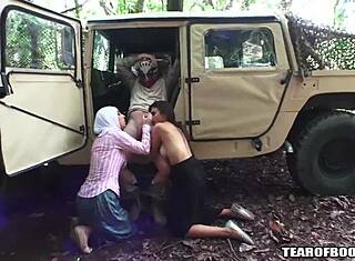 Арабские красотки сосут член в дикой джунглевой обстановке