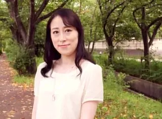 不倫する日本人妻が深い中出しを楽しむ