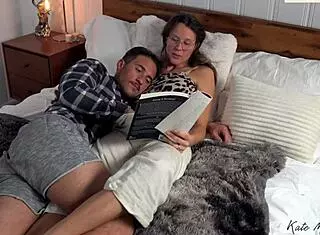 Чтение сексуальной книги заводит нас на любовь - Кейт Марли