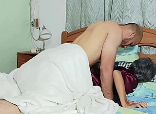 Katson kaapista äitipuolen runkkausta ja hiipun peiton alle panna hänet kovaa paksulla kullilla