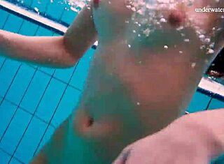 Kiihottunut teini riisuutuu alasti nopeasti uima-altaalla näyttäen seksikästä vartaloaan.