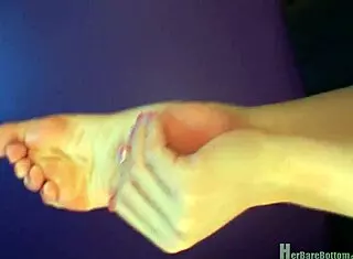 Lulu Flexy Chick Spreads Her Ass Flexibly And Bends Over