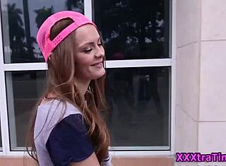 Liten 18+ tonårstjej rammas hårt i utomhusaction