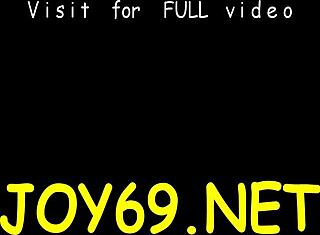 Słodka legalna nastolatka szaleje z intensywną zabawą solo z zabawkami