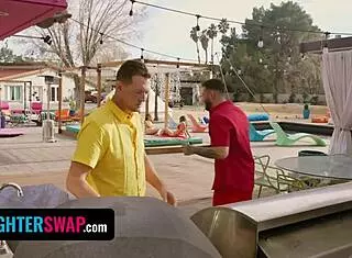 Penelope delar vårpaus med bästa vän Sera och knullar styvpappor