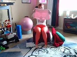 Aurora Willows, the Cute Milf Wife, Unboxes a Fan's Love Gift Featuring Her Natural Tits and Ass