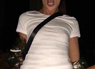 Φίλοι γαμάνε δυνατά στο φεστιβάλ σε άγρια doggystyle