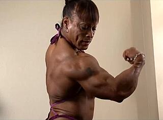 18岁的哥伦比亚女孩Naty Delgado趁父母不在和继兄Raul的朋友上床