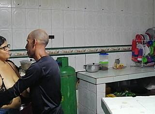 Kamarád mého manžela mě šuká, dokud tvrdě neorgasmuju