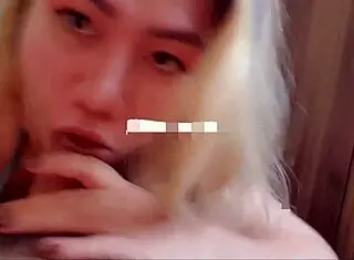 Ázsiai cowgirl lovagol