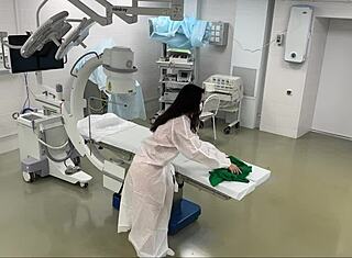 Camera de supraveghere prinde doctorul fals futând aspru asistenta cu fund mare pe birou