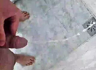 i'm pissing so good in the shower, feels amazing