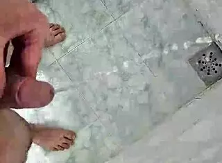 i'm pissing so good in the shower, feels amazing
