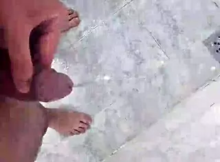 i'm pissing so good in the shower, feels amazing