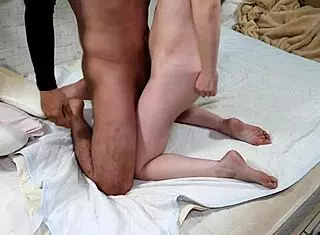 変態貧乳ヤリマン馬穴便器主婦のバックで中出し。【素人中出しハメ撮り】舞30代中出し大好きパイパン主婦。