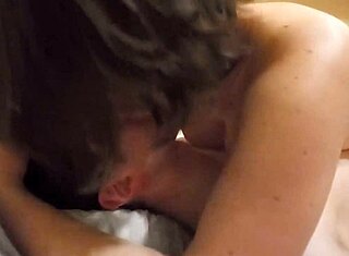 Ukrajinská MILF tvrdo jazdi a dvakrát spolkne cum po intenzívnej akcii.