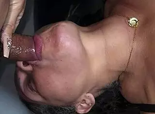 Dolgun milfe sik yalamayı doğru öğret