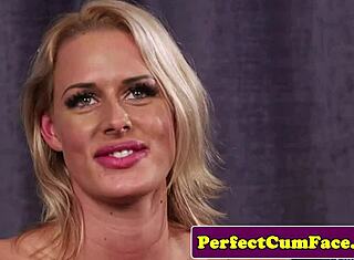 Iso tissinen tyttö sukkahousuissa vetää kullia kasvoille laukeamiseen