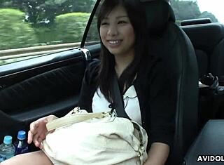 Japanilainen brunetti Karin Asahi imee kalua sensuroimattomana