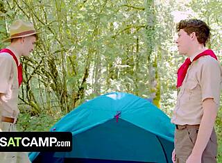 Izviđački dečak zavodi majstora tvrdim kurcem