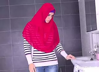 Curvaceous Muslim Goddess Unleashes Intense Pleasure with Her Skilled Hands and Mouth