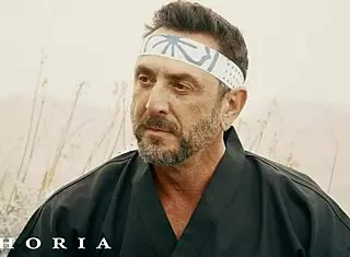 Guy learns cobra bi to wow his girlfriend 😍