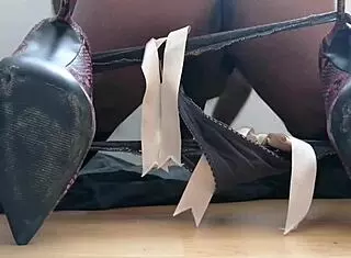 Me Masturbo En Tacones Rosas In Bedroom