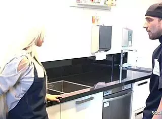 Flaca rubia Tini forzada por jefe a follar duro en oficina estrecha