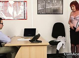 Сексапилната мадама гълта сперма върху лицето си