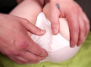 אסמראר פוב אבא חורג קורע תחתונים וממלא את הכוס של בת החורגת הקטנה בזרע