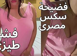 Belle brune anime pliée en deux fort.