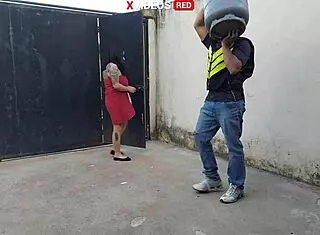 Novinha Recebeu Entregador de Pizza So de Toalha Video Completo