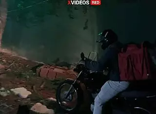 Novinha Recebeu Entregador de Pizza So de Toalha Video Completo