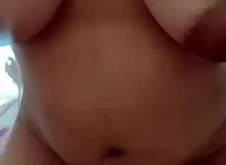 hermosa chica universitaria disfruta de actividades divertidas