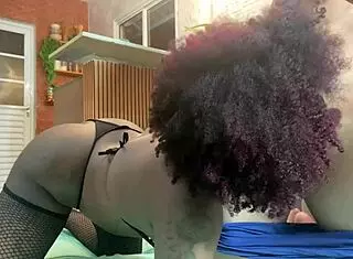 anal crempie - fudendo o cu da negra da bunda grande ela pediu pra deixar todo meu leite dentro do seu rab�o 😏🍑