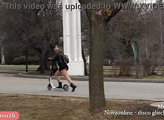 Jeny Smith mostra meia-calça por baixo da saia em público