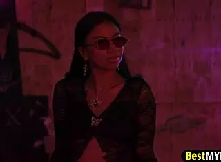 Perverted MILF meets old girlfriend to eat pussy?