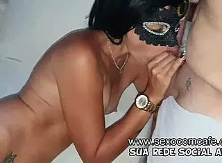 Chica delgada metiendo dedos en coño apretado