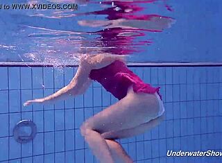 פרוקלובה מפשיטה ביקיני ושוחה עירומה מתחת למים, אוי ואבוי!