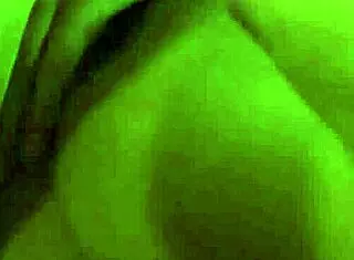 Gole lezbijske sužnje poljubljajo in prstajo pičko gospodarice v BDSM seansi!