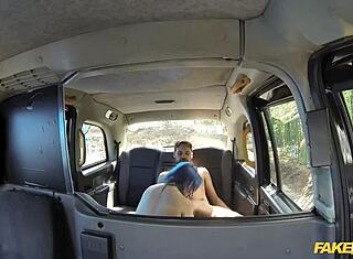 Väärennetty taksi - pari villiintyy satunnaisella takapenkkiseksillä