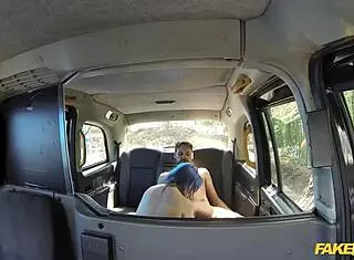 Väärennetty taksi - pari villiintyy satunnaisella takapenkkiseksillä