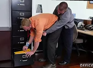 Bodybuilder bareback gay sex on first day at work