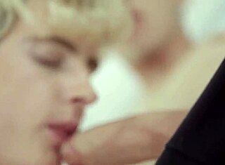 توينكس لطيفين يجنون مع عمل بدون واقي على السرير