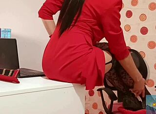 Työkaveri sihteeri mala dvojka toimistoympäristössä