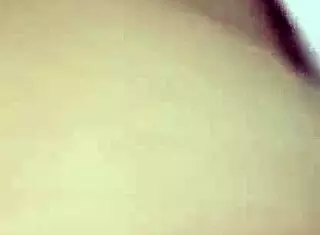 Tetona le rebotan mientras se lo meten en conce