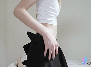 Эй, хочешь глянуть, как худенькая китайская крошка Ли Чжиянь трахает по-настоящему?