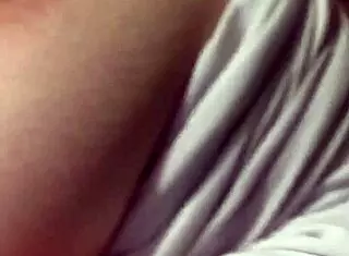 Tetona le rebotan mientras se lo meten en conce